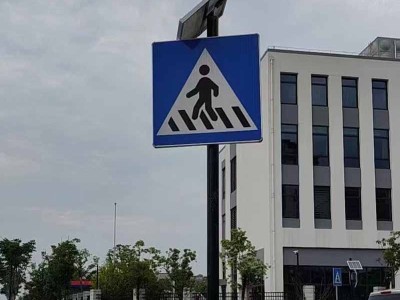 太阳能自发光标志 人行道警示标志牌led交通设施厂家图3